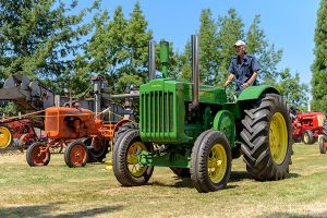 displaygreentractor_1.jpg